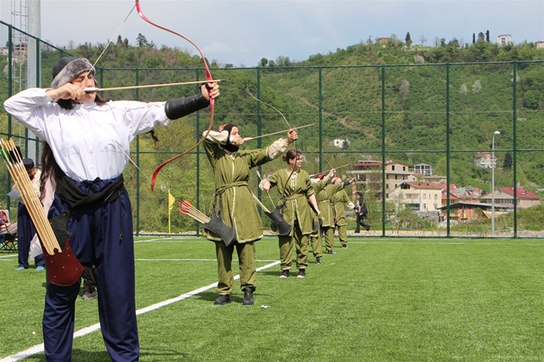 Okul Sporları Geleneksel Türk Okçuluğu ve Okullar arası Okçuluk İl Birinciliği Erkek/Kız Yarışmaları Aksu Semt Sahasında düzenlendi